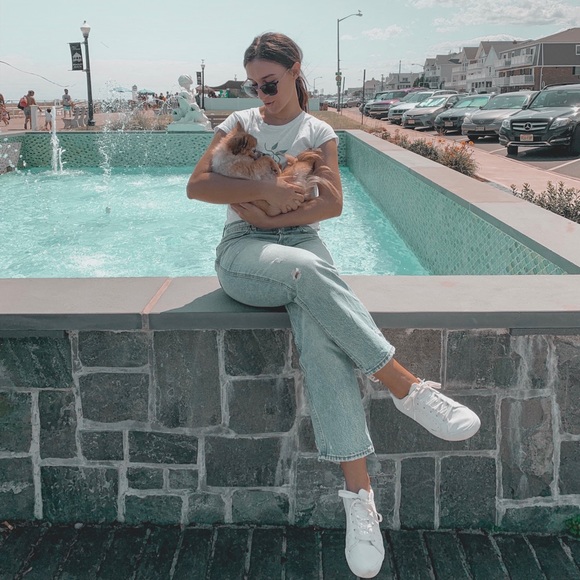 ๐ฟMEET YOUR SELLER๐ฟ Brittany Rey - Picture 3 of 5